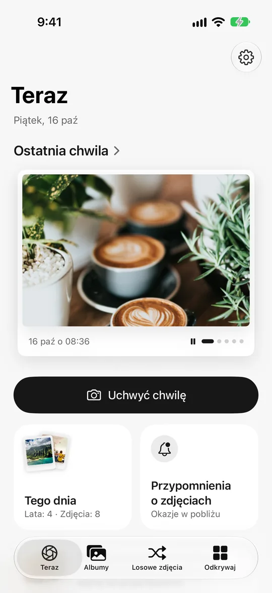 Ekran główny Nowshot z porannym latte jako najnowszą chwilą